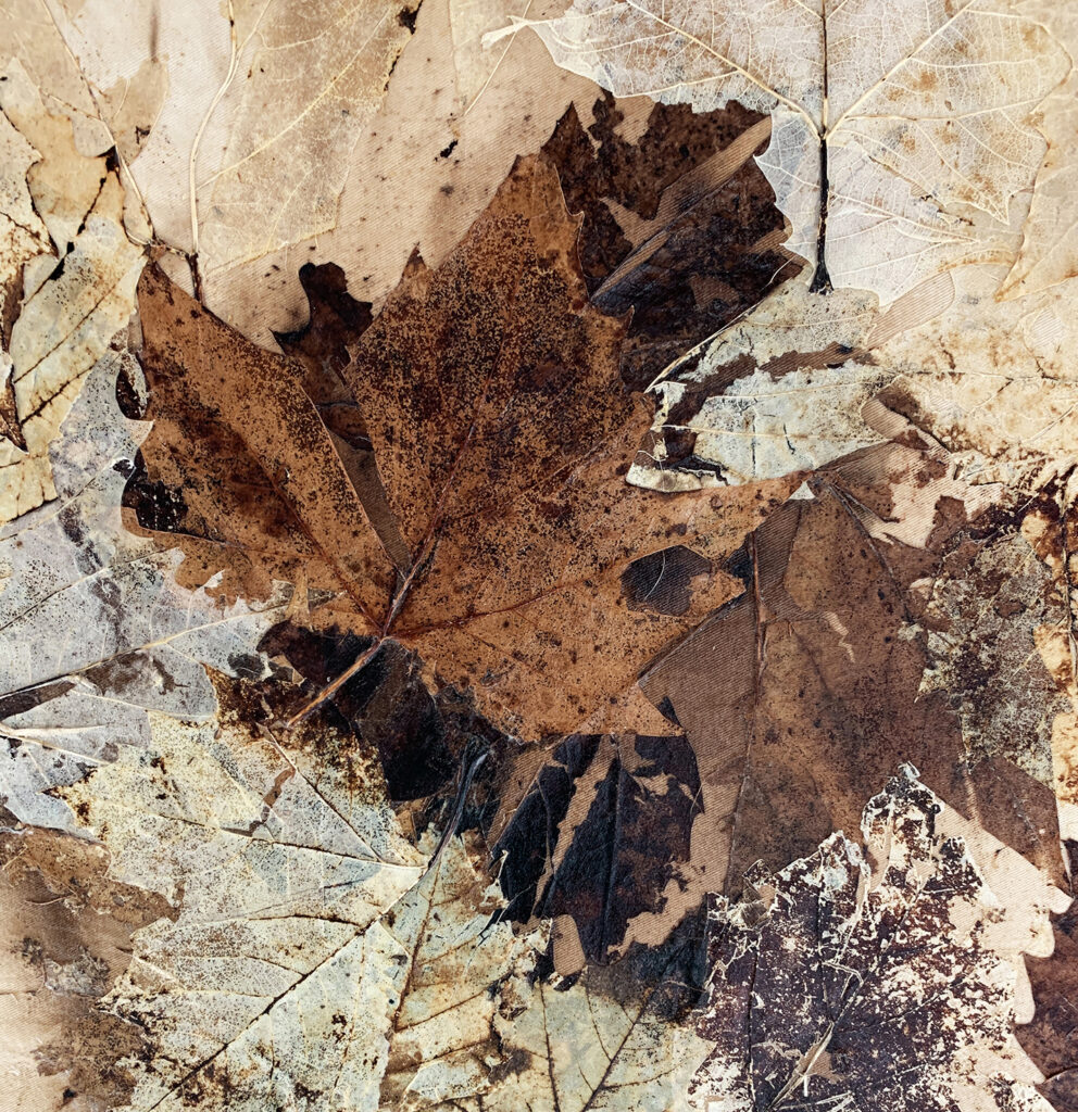 detail bewerkte herfstbladeren op doek